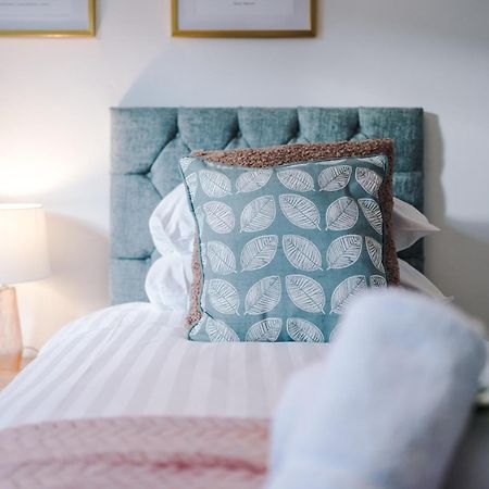 New! Spacious 2-Bed Home In Chester City-Centre By 53 Degrees Property, Ideal For Couples & Small Groups, Great Location - Sleeps 5 Eksteriør bilde
