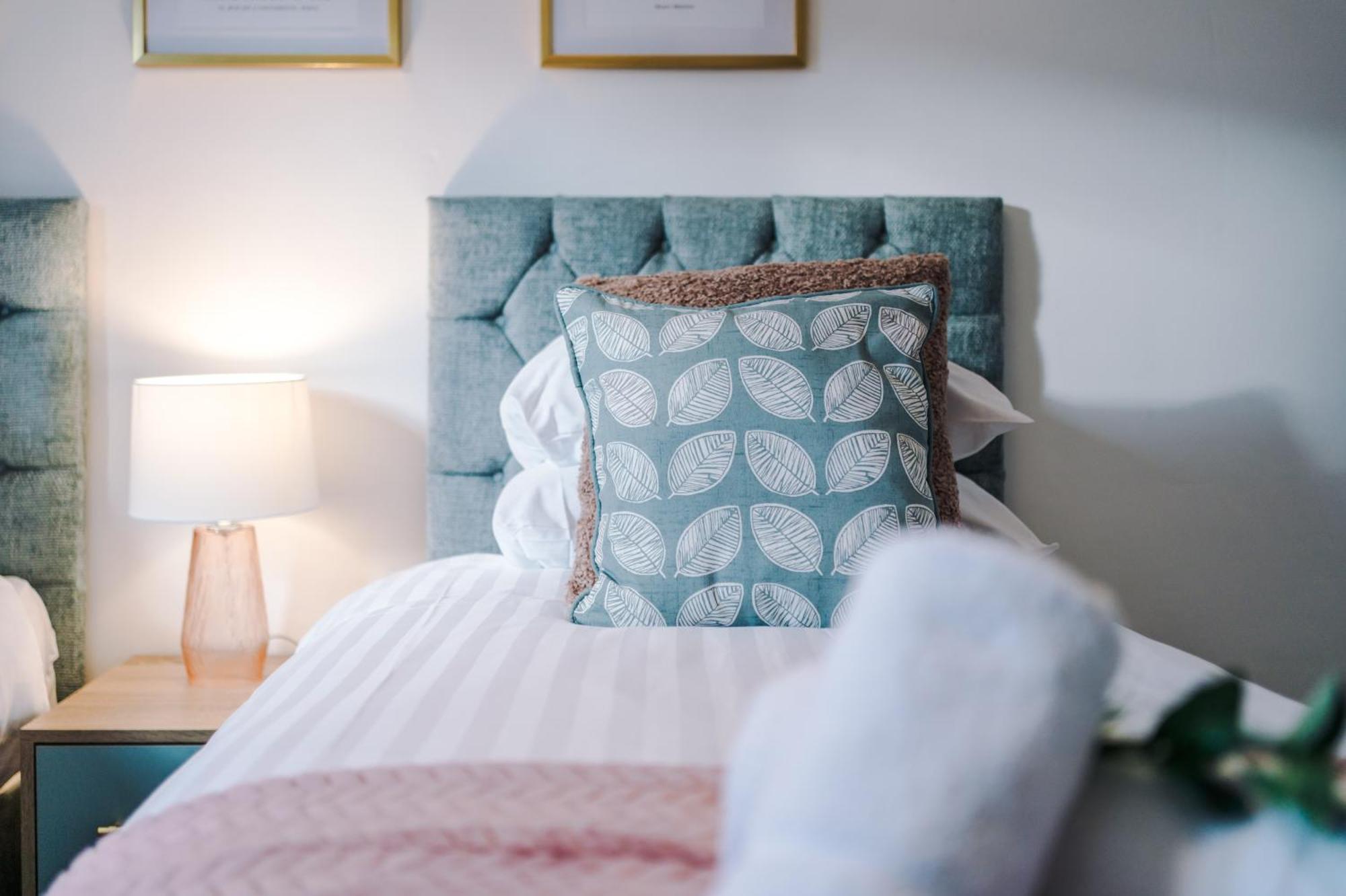 New! Spacious 2-Bed Home In Chester City-Centre By 53 Degrees Property, Ideal For Couples & Small Groups, Great Location - Sleeps 5 Eksteriør bilde