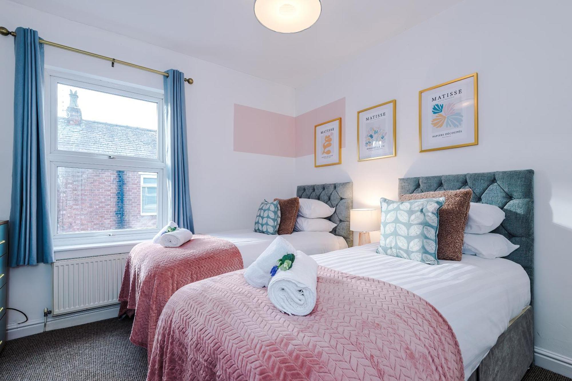 New! Spacious 2-Bed Home In Chester City-Centre By 53 Degrees Property, Ideal For Couples & Small Groups, Great Location - Sleeps 5 Eksteriør bilde