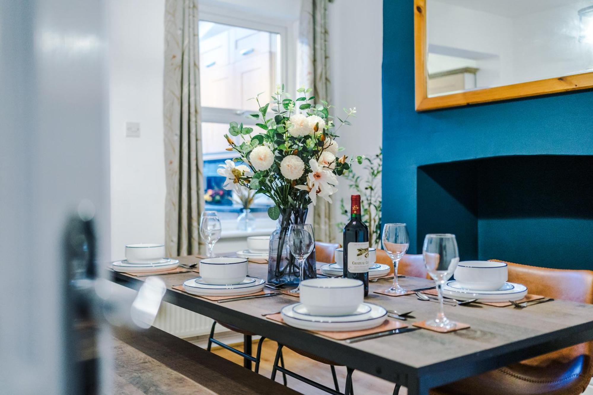 New! Spacious 2-Bed Home In Chester City-Centre By 53 Degrees Property, Ideal For Couples & Small Groups, Great Location - Sleeps 5 Eksteriør bilde