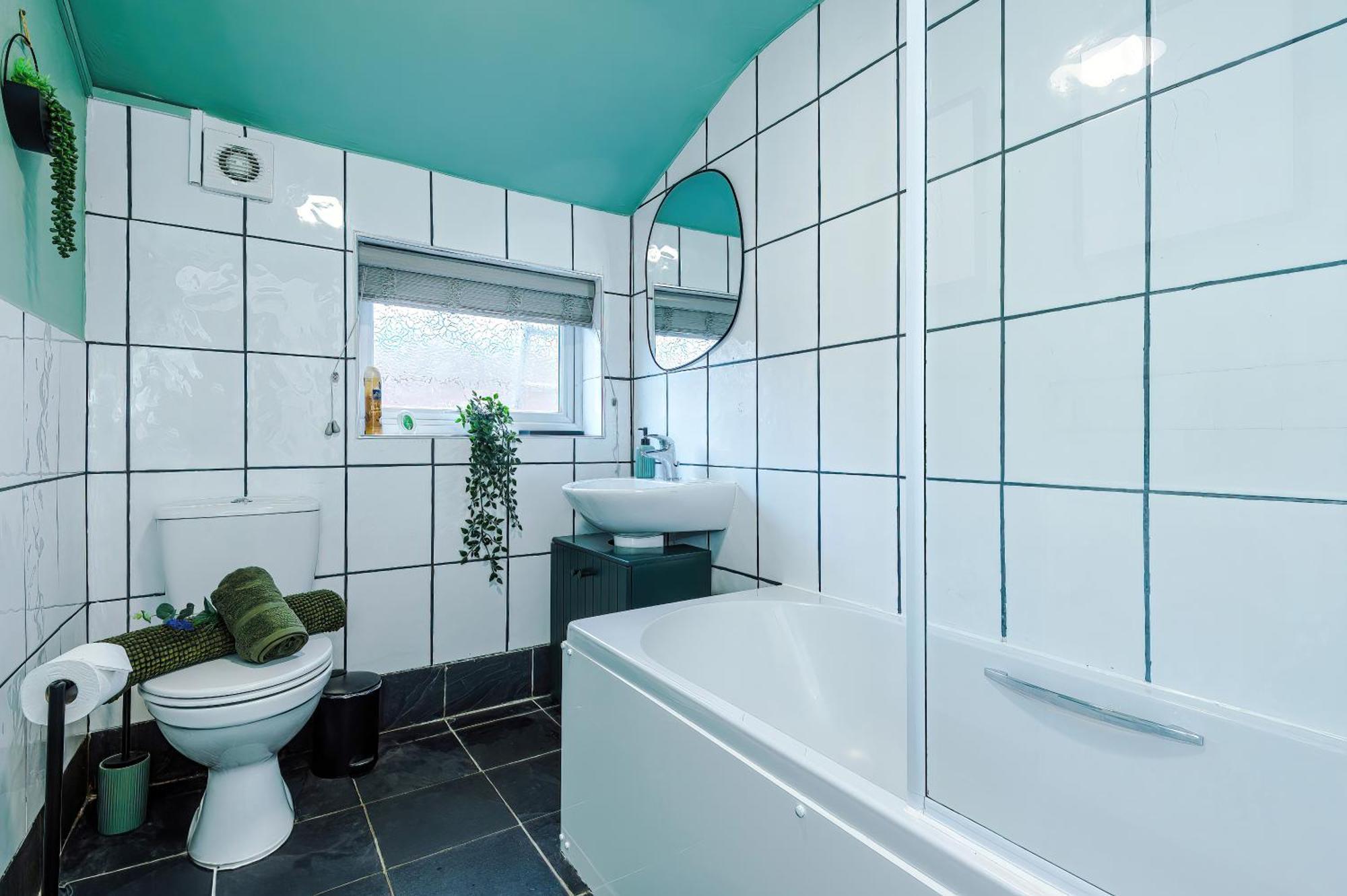 New! Spacious 2-Bed Home In Chester City-Centre By 53 Degrees Property, Ideal For Couples & Small Groups, Great Location - Sleeps 5 Eksteriør bilde