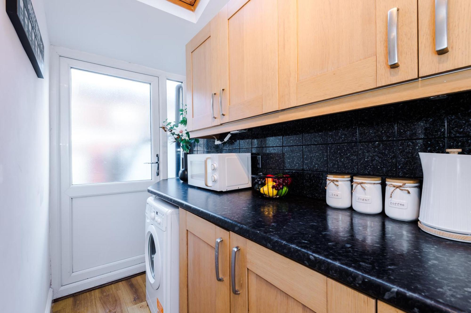 New! Spacious 2-Bed Home In Chester City-Centre By 53 Degrees Property, Ideal For Couples & Small Groups, Great Location - Sleeps 5 Eksteriør bilde