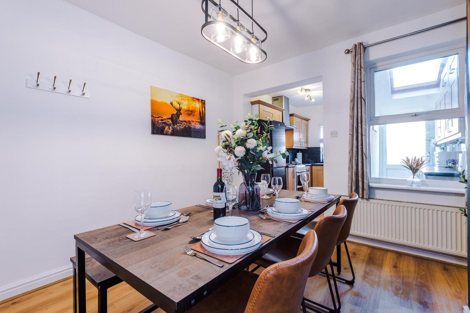 New! Spacious 2-Bed Home In Chester City-Centre By 53 Degrees Property, Ideal For Couples & Small Groups, Great Location - Sleeps 5 Eksteriør bilde
