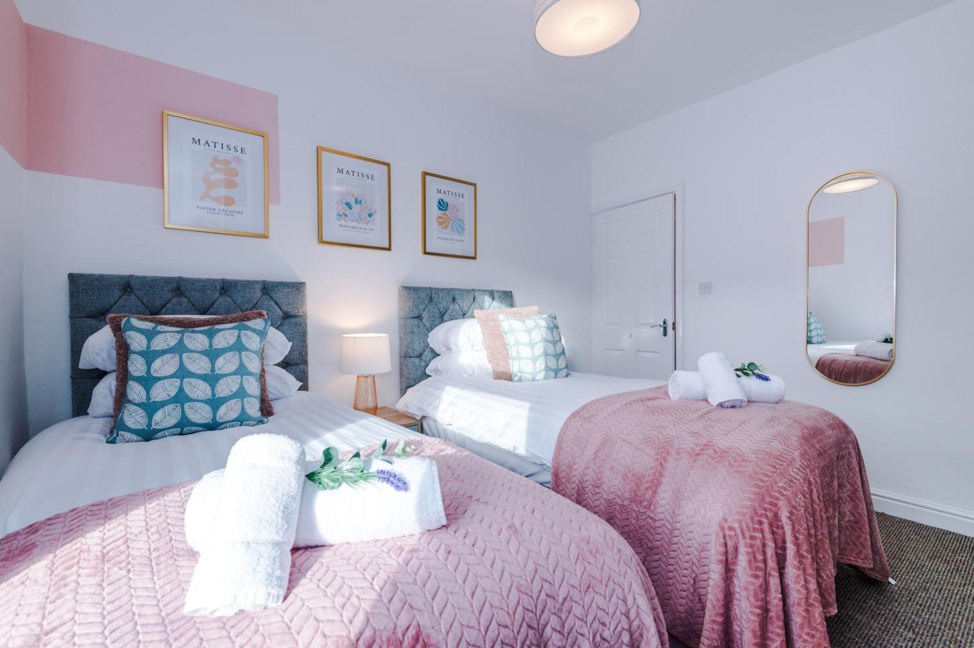 New! Spacious 2-Bed Home In Chester City-Centre By 53 Degrees Property, Ideal For Couples & Small Groups, Great Location - Sleeps 5 Eksteriør bilde
