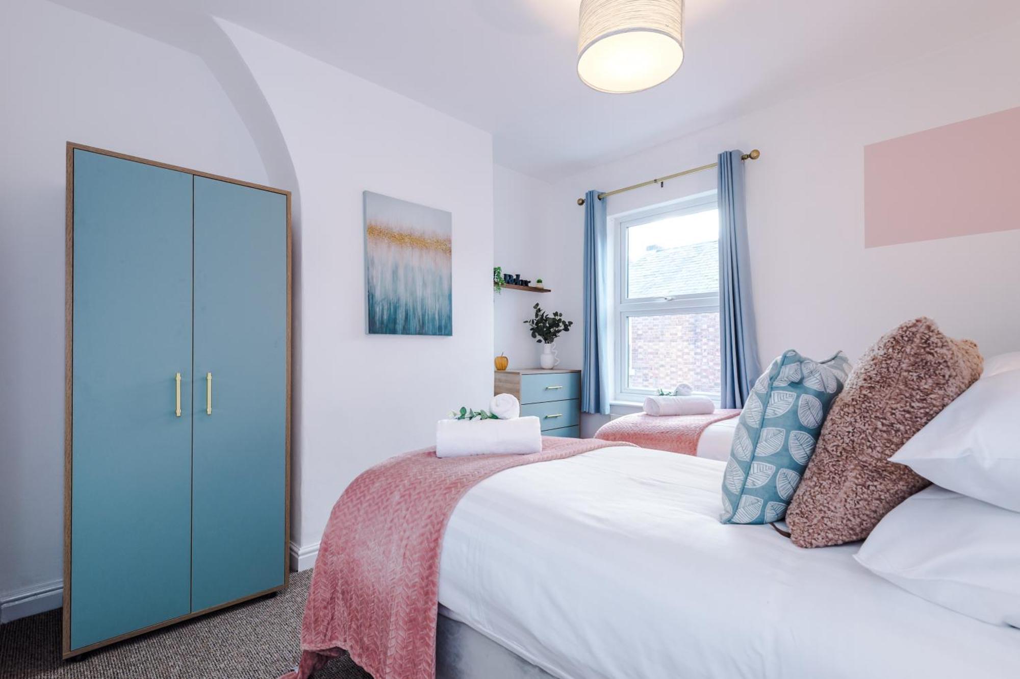 New! Spacious 2-Bed Home In Chester City-Centre By 53 Degrees Property, Ideal For Couples & Small Groups, Great Location - Sleeps 5 Eksteriør bilde